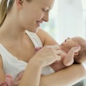 Cara menggendong bayi